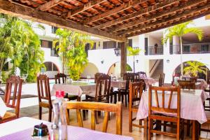 un restaurante con mesas y sillas en un patio en Hotel San Clemente, en Valladolid