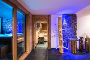 En eller flere senge i et værelse på Les Dolomites Mountain Lodges