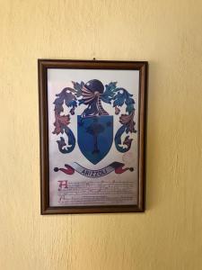 uma imagem pendurada numa parede com uma imagem em Hotel Casa Arizzoli em Cannobio