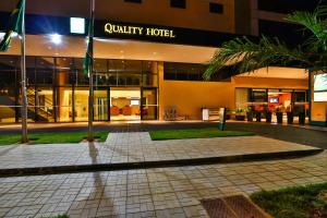 - un bâtiment avec une cour en face dans l'établissement Quality Hotel Flamboyant, à Goiânia