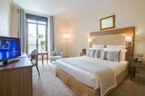 Westminster Hotel & Spa Nice tesisinde bir odada yatak veya yataklar