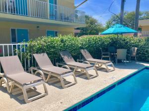 Majoituspaikassa Dunes Inn & Suites - Tybee Island tai sen lähellä sijaitseva uima-allas