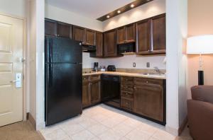 A cozinha ou cozinha compacta de Hawthorn Extended Stay by Wyndham Orlando