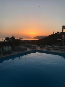 ein großer Pool mit Sonnenuntergang im Hintergrund in der Unterkunft Guest House Villa Bellevue in Cavtat