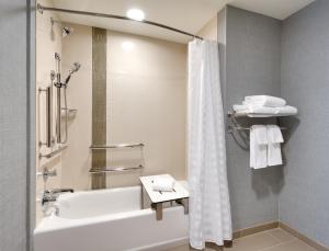 Un baño de Hyatt Place Anchorage-Midtown