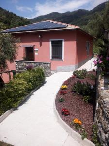 een huis met een loopbrug voor een bloementuin bij Agriturismo A' Taversa in Levanto