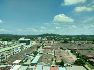 una vista aerea di una città con edifici e automobili di Purest Hotel Sungai Petani a Sungai Petani