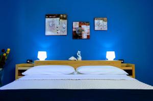 a blue bedroom with a bed with a blue wall at Zama Bed&Breakfast in Scalea