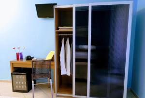 a sliding glass cabinet next to a desk with a chair at Zama Bed&Breakfast in Scalea