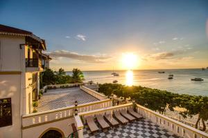 een balkon met uitzicht op de oceaan bij Tembo House Hotel in Zanzibar City