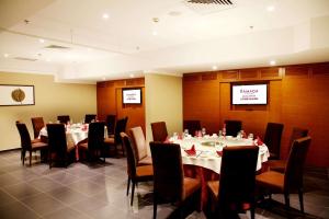 Un restaurant u otro lugar para comer en Ramada by Wyndham Beijing Airport