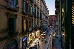 vistas a una calle de la ciudad con edificios y coches en Dante Maison de Prestige, en Nápoles