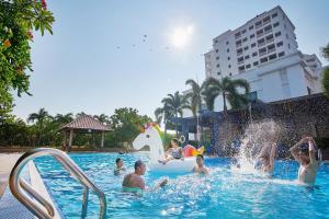 un grupo de personas jugando en una piscina en Lexis Port Dickson, en Port Dickson