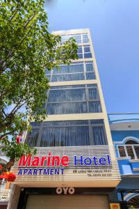 un bâtiment avec un panneau à l'avant dans l'établissement Marine Hotel & Apartment, à Vung Tau