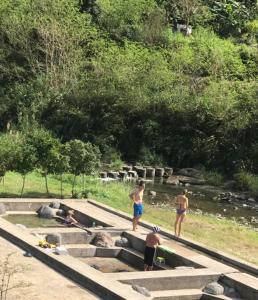 Viesi, kas uzturas naktsmītnē Antong Creekside Hot Spring