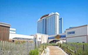 een hek voor een stad met een hoog gebouw bij Hard Rock Hotel & Casino Atlantic City in Atlantic City