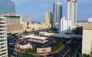 een luchtzicht op een stad met een parkeerplaats bij Hard Rock Hotel & Casino Atlantic City in Atlantic City