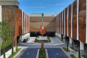 een gebouw met een bord in het midden van een straat bij Hard Rock Hotel & Casino Atlantic City in Atlantic City