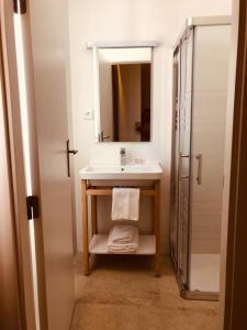 bagno con lavandino e specchio di Hotel Victori a Es Castell