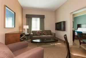 Uma TV ou centro de entretenimento em Hawthorn Extended Stay by Wyndham Orlando