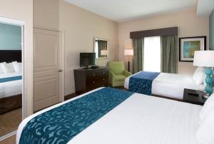 Cama ou camas em um quarto em Hawthorn Extended Stay by Wyndham Orlando