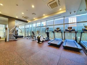 einen Fitnessraum mit Laufbändern und Kardiogeräten in einem Gebäude in der Unterkunft Piazza Hotel Nara in Nara