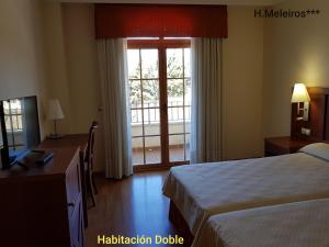 Llit o llits en una habitació de Hotel Meleiros