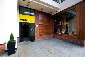 Staycity Aparthotels Liverpool City Centre في ليفربول: محل امام مطعم بابه مفتوح