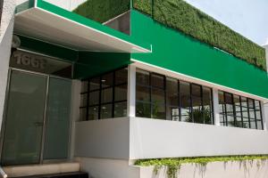 an office building with a green roof at Suites Coben Apartamentos Amueblados in Mexico City