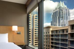 Tempat tidur dalam kamar di Hyatt Place Austin Downtown