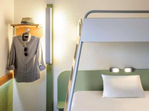 Una cama o camas en una habitación de ibis budget Genève Petit-Lancy