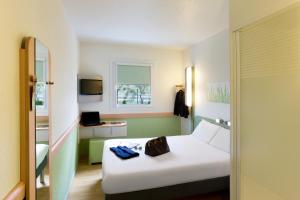 A bed or beds in a room at Ibis Budget Madrid Getafe