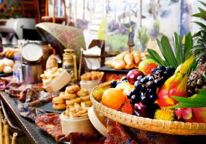 un buffet de frutas y hortalizas en una mesa en Lexis Port Dickson, en Port Dickson