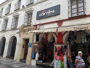 un hombre parado frente a una tienda en Hotel Boutique Caireles, en Córdoba