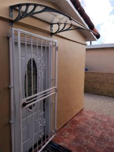 ein Tor an der Seite eines Hauses in der Unterkunft Guayabita's House in Miami