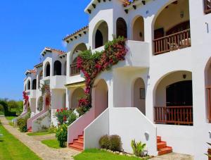 um edifício com flores ao lado em Girasol Garden Superior 2-c em Son Bou