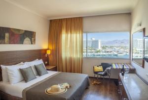 Cama ou camas em um quarto em Caesar Premier Eilat Hotel