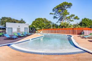 Swimming pool sa o malapit sa Holiday Inn Express - Fort Walton Beach Central, an IHG Hotel