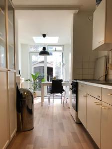 Kitchen o kitchenette sa house with garden, 10 min from city centre