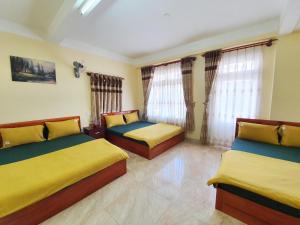 Giường trong phòng chung tại Thanh Thao Dalat Hotel