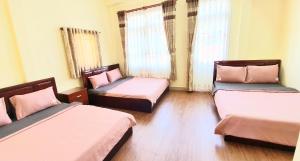 Giường trong phòng chung tại Thanh Thao Dalat Hotel