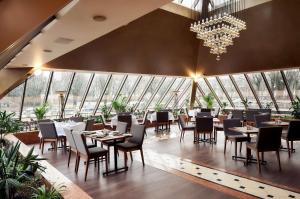 Un restaurante u otro lugar para comer en Radisson Blu Ridzene Hotel, Riga