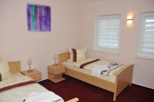 A bed or beds in a room at Hotel Pension Schwerin-Haus Schreiber