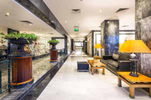 A seating area at Radisson Blu Hotel Lisbon