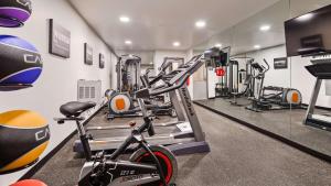 The fitness centre and/or fitness facilities at West Valley Inn