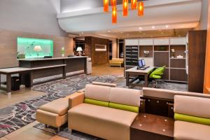 Holiday Inn Kansas City Airport, an IHG Hotel tesisinde bir televizyon ve/veya eğlence merkezi