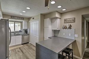 Lake Havasu Home with Pool and Mtn Views, Near Marina في مدينة ليك هافاسو: مطبخ بدولاب بيضاء وقمة كونتر