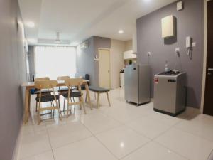 מטבח או מטבחון ב-Central Residence Homestay2 @ Sungai Besi, Kuala Lumpur