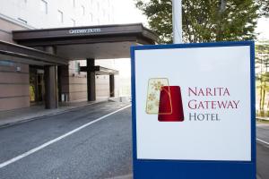 znak dla hotelu przed budynkiem w obiekcie Narita Gateway Hotel w mieście Narita