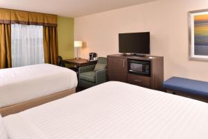 Lova arba lovos apgyvendinimo įstaigoje Holiday Inn Express & Suites Dearborn SW - Detroit Area, an IHG Hotel